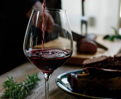 Verre de vin rouge et cote de boeuf