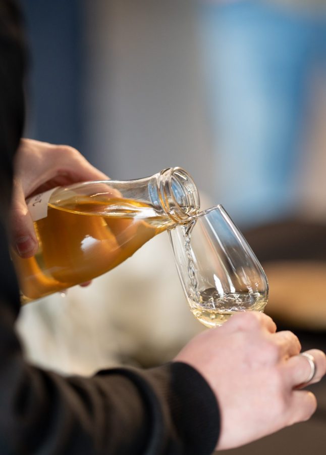 Une dégustation sans alcool dans un verre d'oenologue - l'oeil et le goût - Elijence